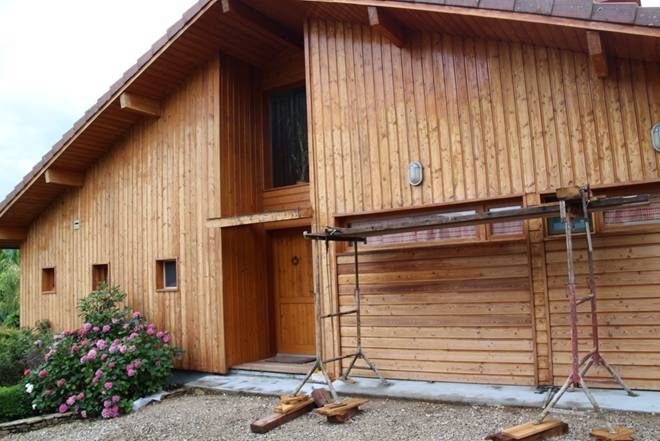 Façade en bois avec échafaudage, chantier de lasure.