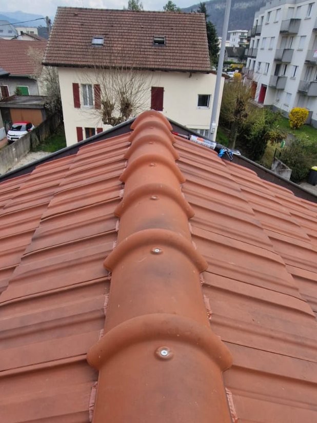 Après : faîtage refait, tuiles faîtières neuves vissées