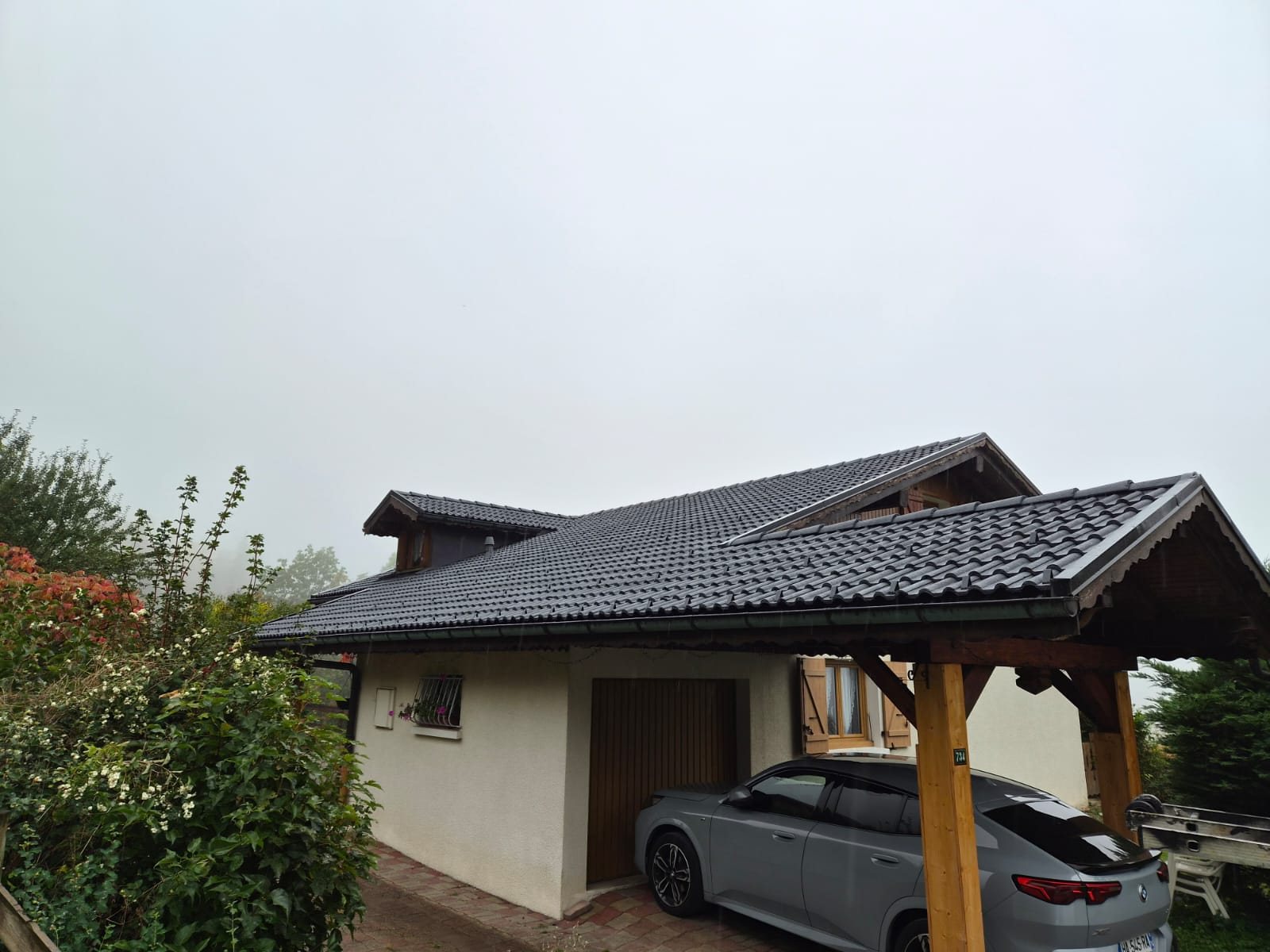Après : la même toiture repeinte en gris anthracite