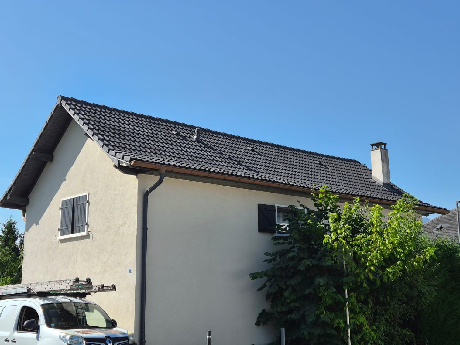 Après : la même toiture repeinte en gris anthracite