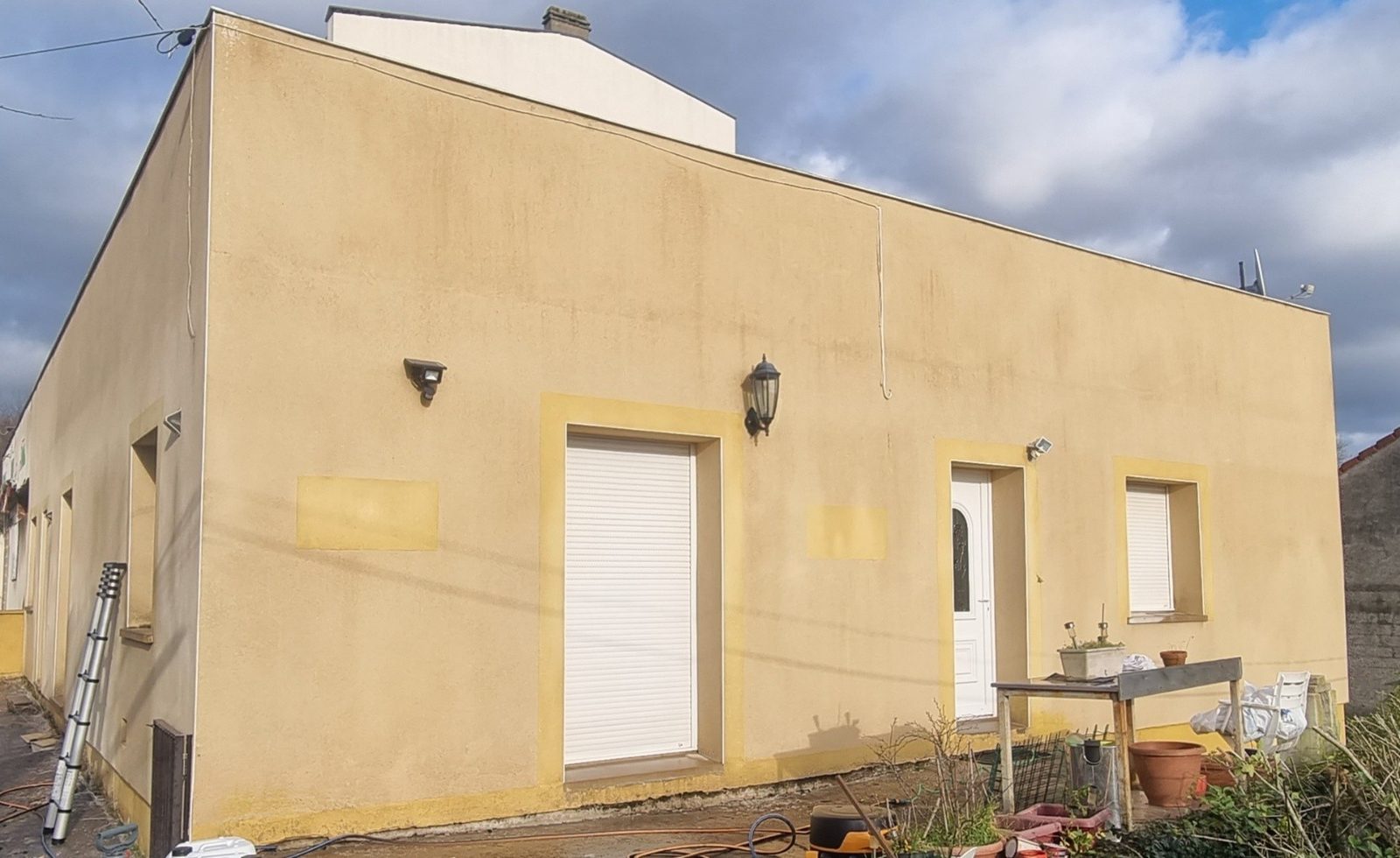 Façade encrassée d'une maison avant le ravalement.
